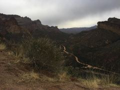 Tiefe Wolken unterwegs auf dem Apache Trail