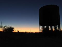 der alte Wasserturm beim alten Bahnhof von Gila Bend im Licht der allerletzten Sonnenstrahlen