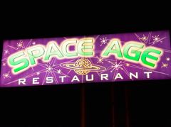 Leuchtschrift des Space Age Restaurant in Gila Bend bei Nacht