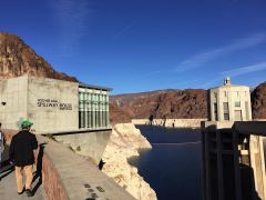 Links das «Überlauf-Haus», in der Mitte der Stausee (Lake Mead) und rechts einer der Wasserablauf-Türme. Dass der Stephan auf dem Bild ist, sag ich niemandem ;-)