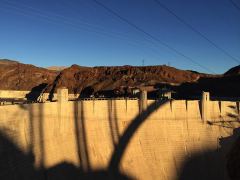 Lange Schatten im Licht des frühen Abends am Hoover Dam