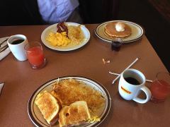 Frühstück im Denny's in Barstow, CA