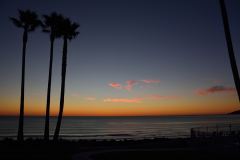 Die hinter dem Horizont liegende Sonne beleuchtet die Wolken über dem Strand von Pismo Beach