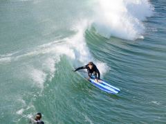 Surfer auf der Welle beim Pier von Pismo Beach