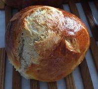 ein frisches, schön aufgerissenes Butterbrötchen