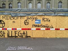 Sprayereien und Kreidezeichnungen am Bundesplatz, anlässlich einer Flüchtlingsdemo