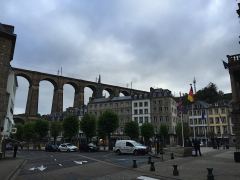 Dorf-/Stadtzentrum von Morlaix mit der Eisenbahnbrücke