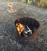 Das Feuer im Grill lodert