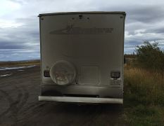 Rückseite des Motorhome nach einem Drittel der Strecke des Dempster Highway