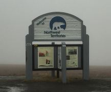 Willkommenschild der Northwest Territories am Dempster Highway