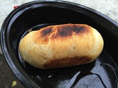 Weizensauerteigbrot auf dem Grill gebacken