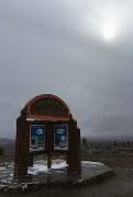 Fahle Sonne über dem nebligen Polarkreis am Dempster Highway