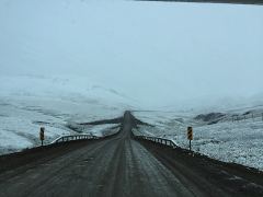 Schneefall entlang des Dempster Highway kurz vor den Richardson Mountains südwärts