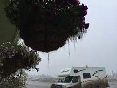 Eiszapfen an den Blumenkübeln bei Eagle Plains, dahinter unser schmutziges Motorhome