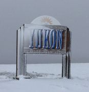 Welcome Schild des Yukon an der Grenze von den Northwest Territories im Schnee