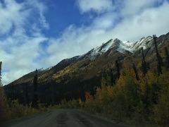 Etwas Sonne über den schneebedeckten Bergen entlang der letzten Kilometer südwärts auf dem Dempster Highway