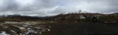 Schlechte Aussicht auf die Ogilvie Mountains, rechts im Bild unser schmutziges Motorhome