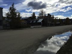 Spiegelung in einer Pfütze in Dawson City, Yukon Territories