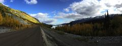 Blick über den Alaska Highway und den Lake Creek
