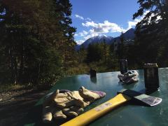 Camping-Tisch mit Axt und Bier im Congdon Creek Campground