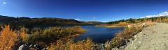 Panorama vom Damm über den Aishihik Lake