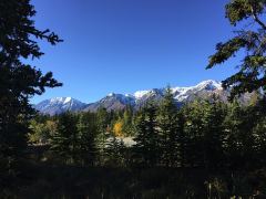 Morgenlicht über den Bergen der Wrangell / St. Elias Kette beim Congdon Creek Campground am Kluane Lake