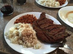 ein «kleines» Steak mit Reis und Bohnen