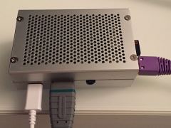 Raspberry Pi - Gehäuse komplett mit angeschlossener Peripherie