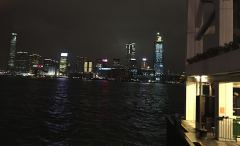 Etwas verwackelter Blick von der Fährstation Hongkong auf das nächtliche Kowloon