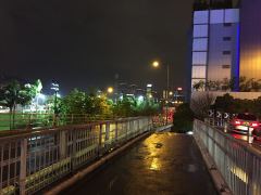 Nächtlicher Blick in Richtung Hafen und Kowloon