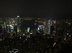 Blick vom Peak auf das nächtliche, erleuchtete Hongkong