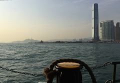 Blick zum Meer von der Star Ferry kurz nach Kowloon