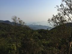 Blick vom Tian Tan Buddha zum Meer hinunter