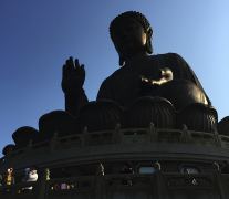 Etwas zu wenig Licht, aber dann sieht man die Swastika auf seiner Brust wenigstens nicht, der Buddha von Tian Tan