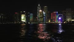 Blick von der Star Ferry auf das nächtliche Hongkong