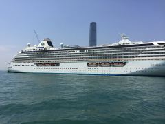 Kreuzfahrtschiff im Hafen von Kowloon