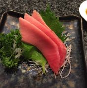 Sashimi aus halbfettem Tunfisch