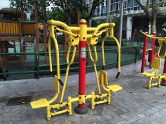 Fitnessgerät an bei einem Spielplatz in Macau