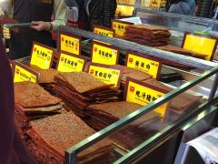 Getrocknetes, gewürztes Fleisch in Platten in einem Supermarkt in Macau