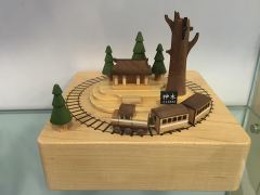 Holzeisenbahn-Miniatur im Schaufenster