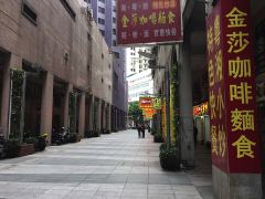 Neon-Werbeschilder von Geschäften in einer Nebengasse in Macau