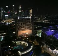 Sicht aus dem grossen Hotelfenster auf das nächtliche Downtown Singapore