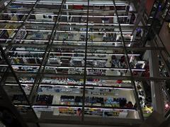 Sicht von Oben durch das Glasdach in einen Elektronik-Shop in Singapore