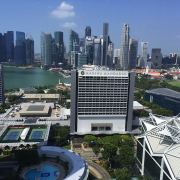 Aussicht auf das sonnige Singapore vom 31. Stock des Conrad Centennial