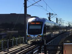 Einfahrender Zug der Sound Transit Light Rail