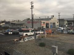 Polizei und Unfalluntersuchungsfahrzeuge in Fruitvale, CA
