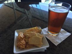 Chips mit Hummus und ein Ale in der Aspire Lounge