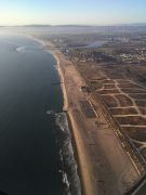 AA 108 über dem Dockweiler Beach bei Los Angeles