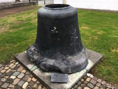 Einzige übriggebliebene Glocke als Denkmal und Erinnerung an den Kirchenbrand der Stadtkirche Bremgarten
