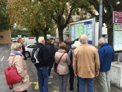 Die Gruppe beim Stadtplan